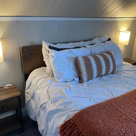 Cape Cod Loft - Room Near Liberty!